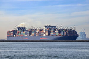 Grosses Container-Schiff verlässt Hafen - ImageShop