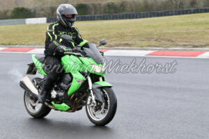 Grünes Motorrad in Fahrt - ImageShop