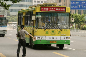 Guangzhou: An einer Bushaltestelle - ImageShop