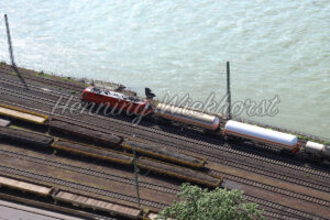 Güterzug auf Strecke am Flussufer - ImageShop