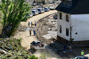 Helfer auf einer Strasse in Dernau (3 Tage n. d. Flut) - ImageShop