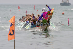 Heran nahendes Drachenboot - ImageShop