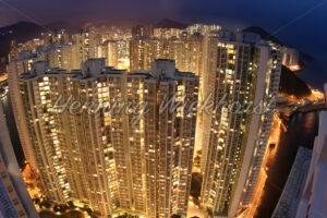 Hochhaus-Landschaft in Hong Kong bei Nacht - ImageShop