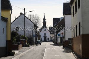 Holzem (15) – Die Krahnhofstraße auf die Kapelle blickend - ImageShop Online