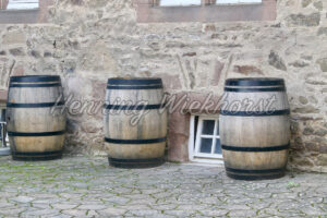 Holzfässer vor dem Haus - ImageShop