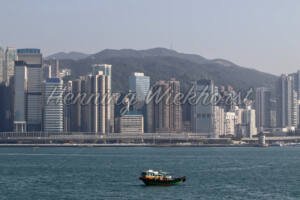 Hong Kong – Stadt, Berge, Wasser und ein Boot - ImageShop Online