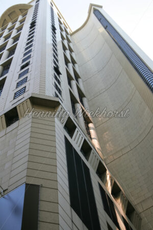 Hong Kong: Blick entlang eines Wolkenkratzers - ImageShop