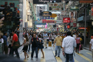 Hong Kong: Geschäftige Straße in Causeway Bay - ImageShop