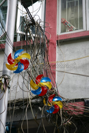 Hong Kong: Geschmückter Kabelsalat - ImageShop