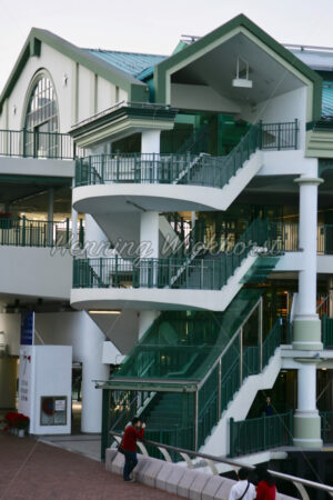 Hong Kong: Offenes Treppenhaus am Ferry-Pier - ImageShop