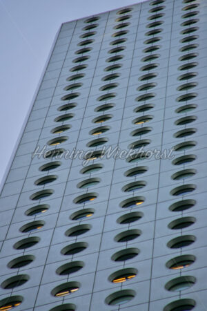 Hong Kong: Runde Fenster des Jardine-House - ImageShop