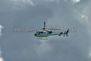 Hubschrauber vor dunklen Wolken - ImageShop