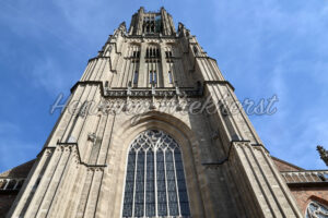 In den Himmel ragender Kirchturm - ImageShop