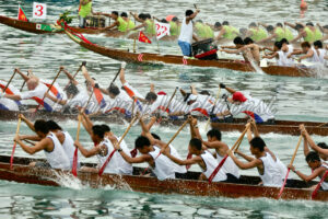 Intensiver Wettkampf der Drachenboote - ImageShop
