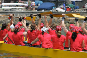 Jubelndes Drachenboot-Team - ImageShop