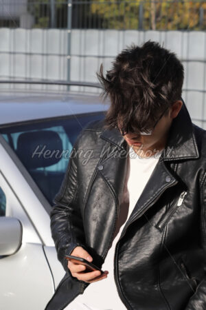 Jugendlicher mit Smart-Phone - ImageShop