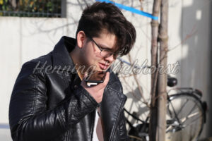 Jugendlicher telefoniert mittels Smart-Phone - ImageShop