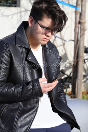 Junger Mann mit Smart-Phone - ImageShop