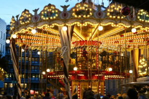 Karussell zu Weihnachten auf dem Markt - ImageShop