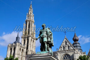 Kathedrale und Statue in der Stadt - ImageShop