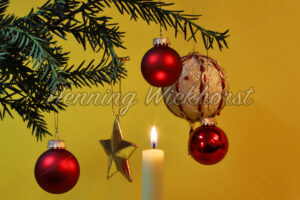 Kerze und Weihnachtsbaumschmuck - ImageShop