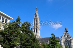Kirche mitten im Zentrum - ImageShop