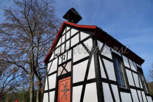 Klein Villip (13) – Kapelle vor blauem Himmel - ImageShop Online