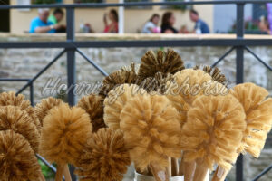 Klo-Bürsten-Stand auf dem Markt - ImageShop