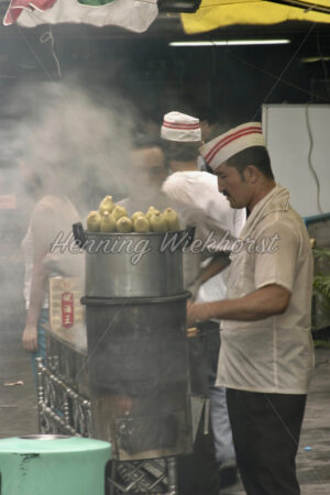 Koch in einer Garküche - ImageShop