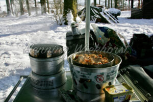 Kochen beim Camping im Winter - ImageShop