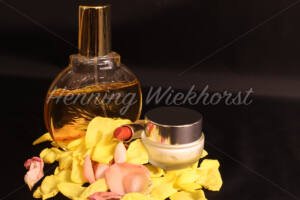 Kosmetika auf Rosenblättern - ImageShop Online