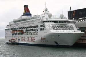 Kreuzfahrtschiff in Hong Kong - ImageShop