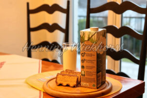 Kuchen und Milch auf Tisch - ImageShop