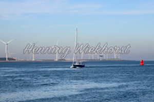 Kutter vor Windkraftanlage - ImageShop