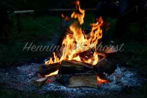 Lagerfeuer im Dunkeln - ImageShop