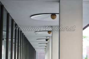 Lampen im Säulengang eines Hauses - ImageShop