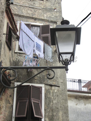 Laterne und Wäsche im Bergdorf - ImageShop