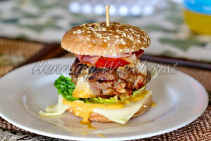 Leckerer Hambuger auf Teller - ImageShop