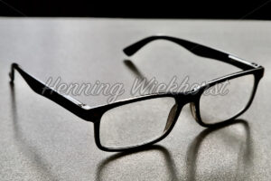 Lesebrille auf einem Tisch - ImageShop
