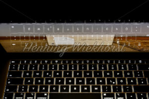 Leuchtende Tastatur und Bildschirm von einem Laptop - ImageShop