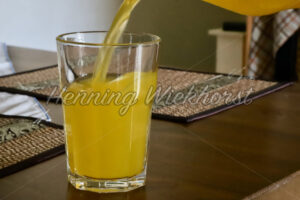 Limonade ins Glas - ImageShop