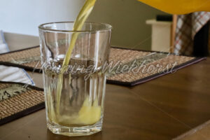Limonade ins leere Glas - ImageShop