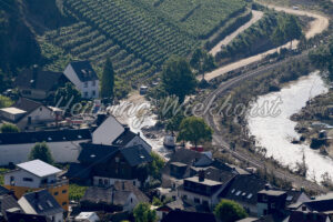 Linkes Ahr-Ufer am Ortsausgang Dernau (3 Tage n. d. Flut) - ImageShop
