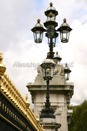 London (12) – Laternen des Buckingham Palace - ImageShop