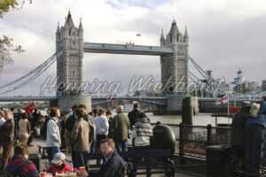 London (43) – Menschen und Tower-Bridge - ImageShop
