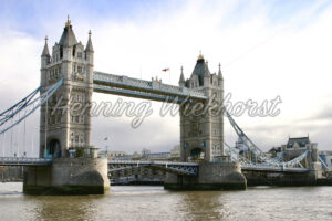 London (50) – Die Tower Bridge über die Themse - ImageShop