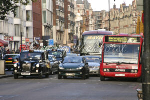 London (58) – Stadtverkehr an der Ampel - ImageShop