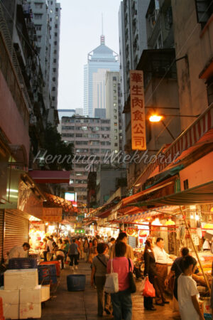 Markt zwischen Hochhäusern - ImageShop