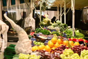 Marktstand mit Obst und Brokkoli - ImageShop