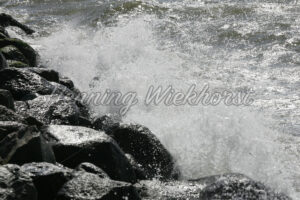 Meeresbrandung gegen Felsen - ImageShop